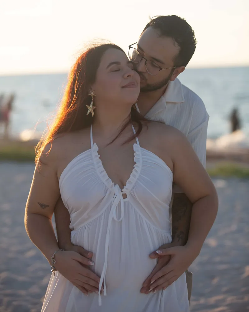 Emmanuel abraza a Valentina y ponen las manos sobre la pancita